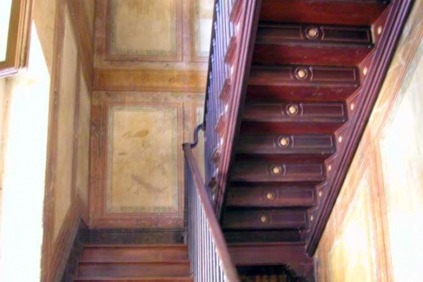 detalhe-da-escada-em-madeira-da-villa374B1950-8302-F25C-FF93-BECC57142C4C.jpg