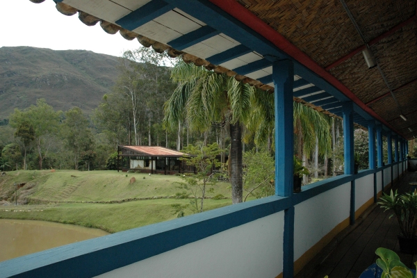1b-vista-da-varanda-da-casa-sede-para-a-capela-com-a-serra-de-ouro-branco-ao-fundo2DF40E6A-23DA-D096-6D01-43514452414D.jpg