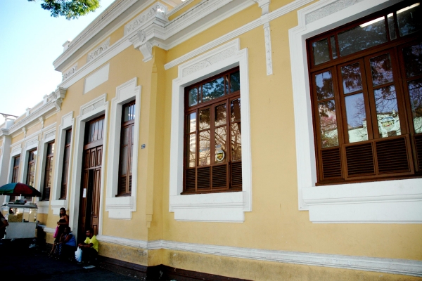 detalhes-da-facahada-principal-onde-se-ve-janelas-e-portaA487B565-959C-8CFF-3F01-508512F195B2.jpg
