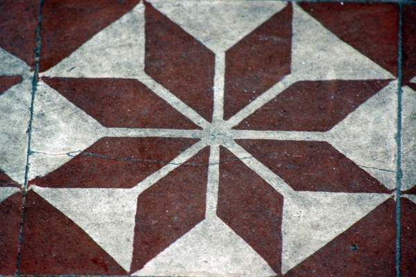 detalhe-do-piso-de-ladrilho-hidraulico-da-escola02002C58-DEA8-B680-050F-E6D2A82785A3.jpg