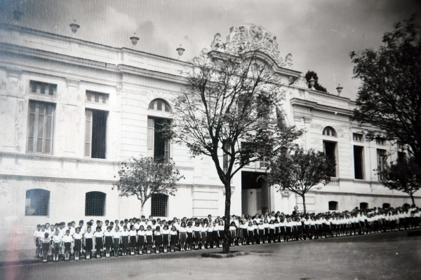 vista-antiga-da-escola-estadual-barao-do-rio-branco-com-alunos-uniformizados144AA008-6677-C680-07D4-1E250E62AD74.jpg