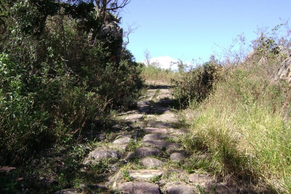caminho-calcado-de-pedra-que-leva-ao-forteD40CF14C-B6DB-BD2B-029C-2B8333731E5C.jpg