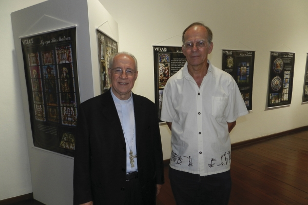 o-arcebismo-dom-gil-antonio-com-o-arquiteto-paulo-gawryszewski-da-divisao-de-patrimonio-cultural-da-funalfa-responsavel-pela-exposicao-vitrais-em-juiz-de-fora15F926D9-19D1-7720-BE1D-EE478C721FE6.jpg