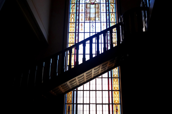 vitral-junto-a-escadaria-no-interior-do-edificioD1B97A6C-39C0-3EB2-4313-CF44F1BC4C24.jpg