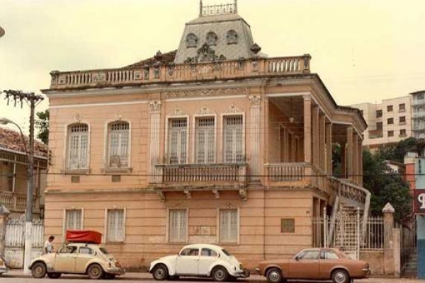 fachada-principal-decada-de-1990-casa-arthur-bernardesD6C43727-9D24-7425-EB97-A6CD72EBA3FB.jpg