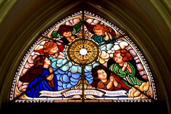 vista-interna-do-vitral-colorido-da-naveEE018FAE-73BF-405F-C08E-A4F68BAE3DED.jpg