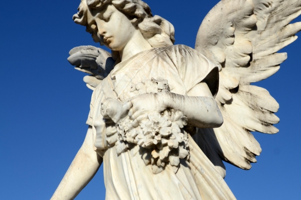 anjo-da-saudade-com-oferenda-floral60262C0B-05A0-BEFF-27E6-0E13848CC06C.jpg