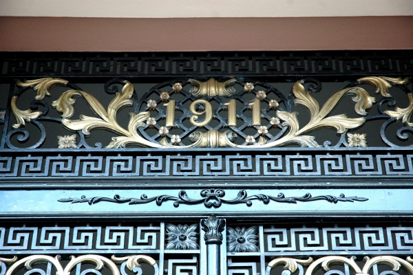 bemge-porta-de-ferro-trabalhada-em-guilhoche-com-apliques-em-latao-72C7BA2AE-6E87-F09C-3B3F-B8185AF2B306.jpg