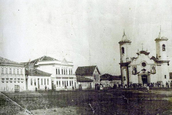 vista-da-igreja-matriz-de-n-s-de-oliveira-ano-de-1900DF1B1AAC-3BFF-E6F6-C656-5E9B4CAA00D7.jpg
