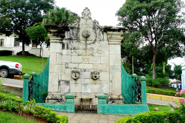 a-1-chafariz-na-praca-getulio-vargas-datado-de-1835-11A28C854-DC80-6BE2-52CF-BDF01B67D507.jpg